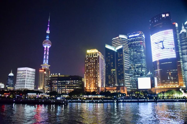 Edifícios Iluminados Noite Lujiazui Pudong Xangai China Outubro 2018 — Fotografia de Stock