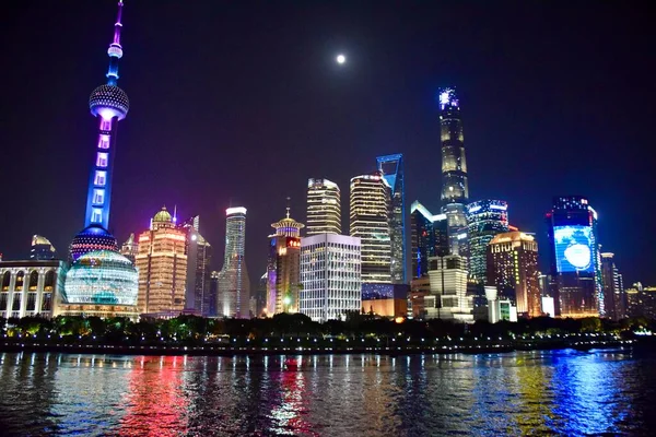 浦东陆家嘴的建筑物夜间被照亮 2018年10月24日 中国上海 — 图库照片
