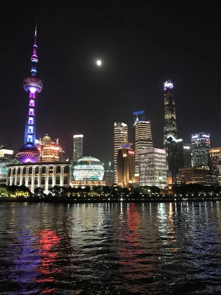 浦东陆家嘴的建筑物夜间被照亮 2018年10月24日 中国上海 — 图库照片