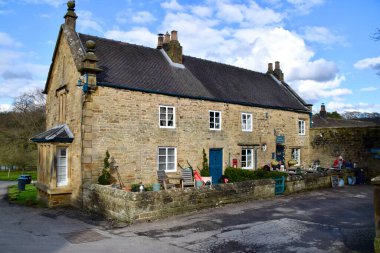 Edensor Tea Cottage, Edensor, Derbyshire, İngiltere. 17 Mart 2023. Chatsworth Malikanesi 'ndeki Derbyshire taş evi.. 