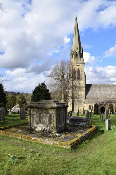 圣彼得教区教堂 1870年查兹沃斯庄园的教区教堂 有墓地 英格兰德比郡的Edensor2023年3月17日 — 图库照片