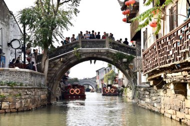 Suzhou, Jiangsu, Çin. 26 Ekim 2018. Büyük Kanal üzerinde bir köprü. Can yelekleri takılı tekneler. 