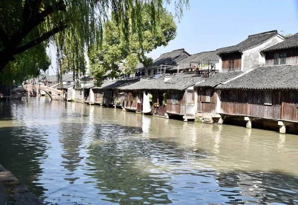 Łodzie Wielkim Kanale Przy Drewnianych Budynkach Wuzhen Water Village Chiny — Zdjęcie stockowe