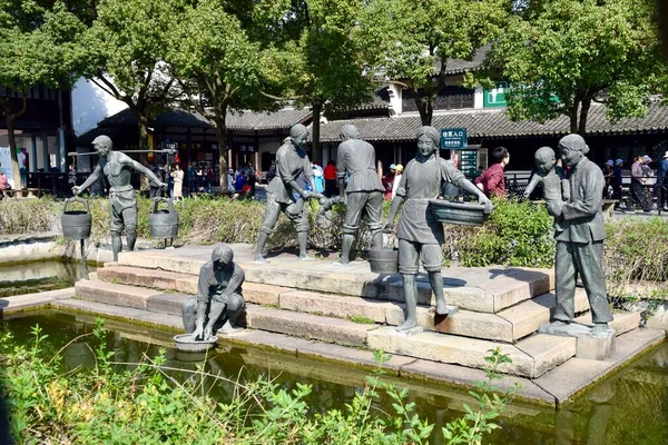 人们的河岸雕塑 乌镇水村 2018年10月27日 — 图库照片
