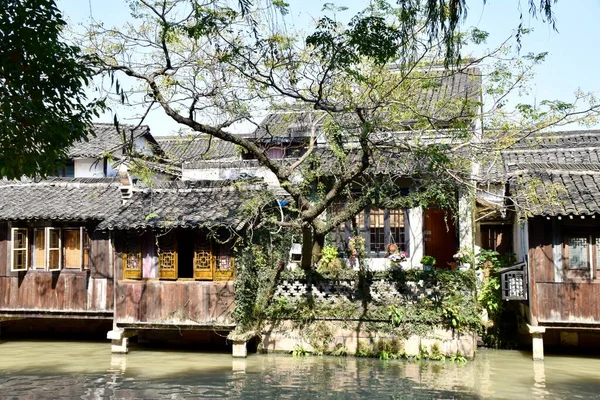 Uma Casa Madeira Grande Canal Com Uma Árvore Frente Wuzhen — Fotografia de Stock