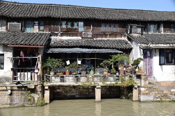 Casa Madera Tradicional Gran Canal Con Plantas Bonsai Exterior Wuzhen — Foto de Stock
