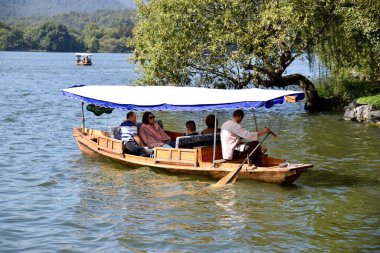 Batı Gölü 'ndeki Turist Tekneleri. Hangzhou, Zhejiang, Çin. 28 Ekim 2018. 