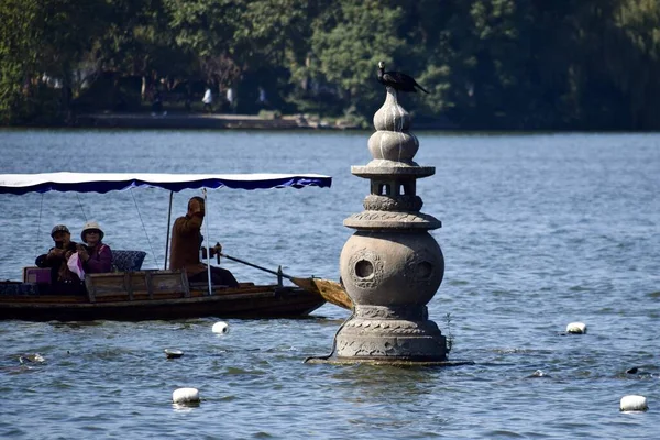 Turistahajó Egy Úszó Pagoda Közelében West Lake Hangzhou Zhejiang Kína — Stock Fotó