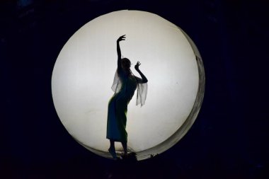 The Song Dynasty Show 'da Silhouette' de bir sanatçı. Hangzhou, Zhejiang, Çin. 28 Ekim 2018. 