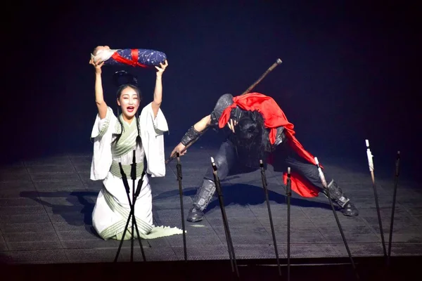 Hangzhou, Zhejiang, Çin. 28 Ekim 2018. The Song Dynasty Show 'da Erkek ve Kadın Oyuncu. 