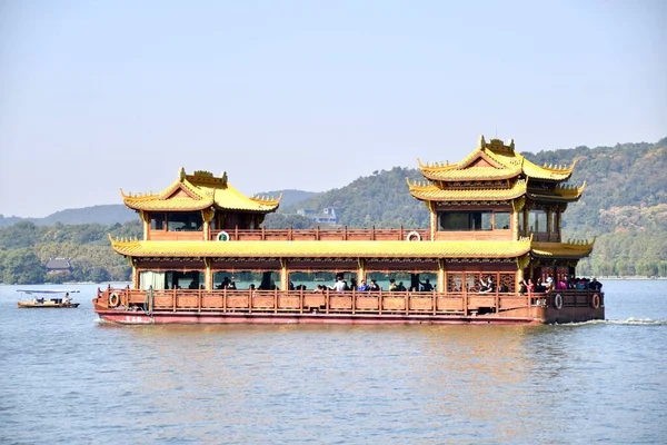 Туристическая Лодка Западном Озере Ханчжоу Чжэцзян Китай Октябрь 2018 — стоковое фото