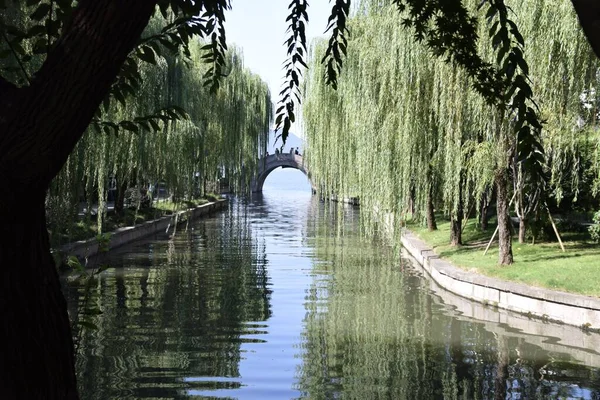Híd West Lake Szélén Fákkal Körülvéve Hangzhou Zhejiang Kína 2018 — Stock Fotó