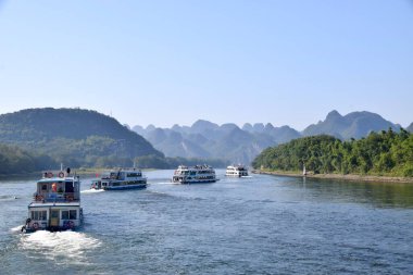 Karst Dağları 'ndaki Li Nehri' ndeki eğlence tekneleri. Guilin, Guangxi, Çin. 30 Ekim 2018. 