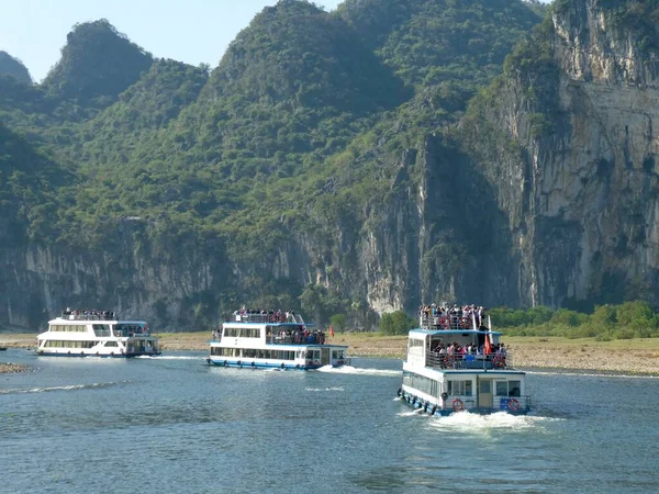Nöjesbåtar Floden Karst Bergen Guilin Guangxi Kina Oktober 2018 — Stockfoto