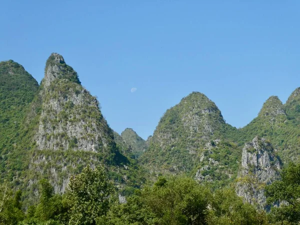 広西チワン族自治 中国のカルスト山脈 月が見える緑と青空 — ストック写真