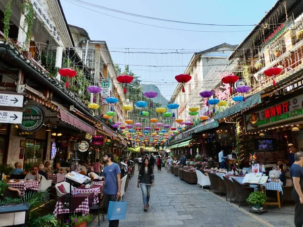 Színes Lámpák Függnek Utcán Lévő Éttermek Felett Yangshuo Guilin Kína — Stock Fotó
