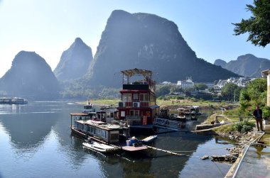 Arkasında Karst Dağları olan botlar Li Nehri 'ne demirledi. Yangshuo Bölgesi, Guangxi, Çin. 31 Ekim 2018. 