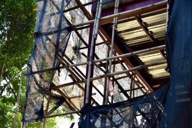 İnşaat alanında geleneksel Bambu iskelesi. Yangshuo Bölgesi, Guangxi, Çin. Ekim 2018. 