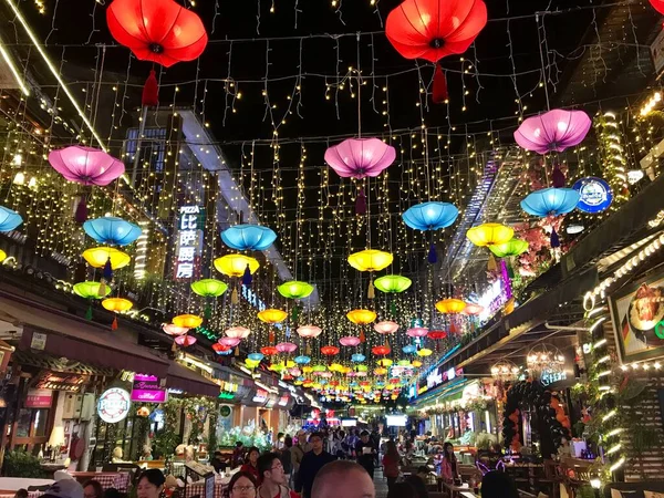 五彩缤纷的灯笼在夜里悬挂在街上 中国桂林阳朔 2018年10月30日 — 图库照片
