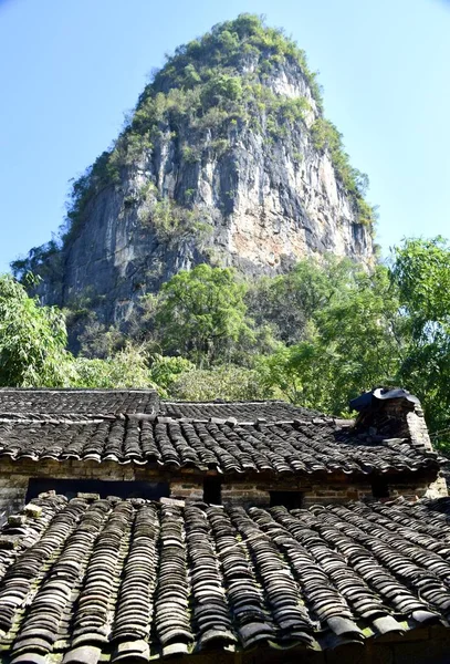 カルスト山 陽朔県 広西チワン族自治 中国の目の前の村の家の上の屋根瓦 2018年10月 — ストック写真