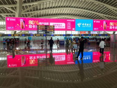 Guilin Havaalanı Terminali 'ndeki renkli tabelalar. Guilin, Guangxi, Çin. Kasım 1, 2018. 