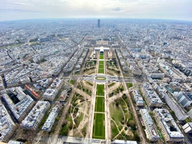 Champ de Mars manzarası, Grand Palais phmre, ve Montparnasse Kulesi, Eyfel Kulesi 'nden alındı. Paris, Fransa, 29 Mart 2023. 