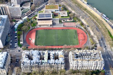 Eyfel Kulesi 'nden Kilometrelerce Anthoine Stadyumu' nun manzarası. Paris, Fransa, 29 Mart 2023. 