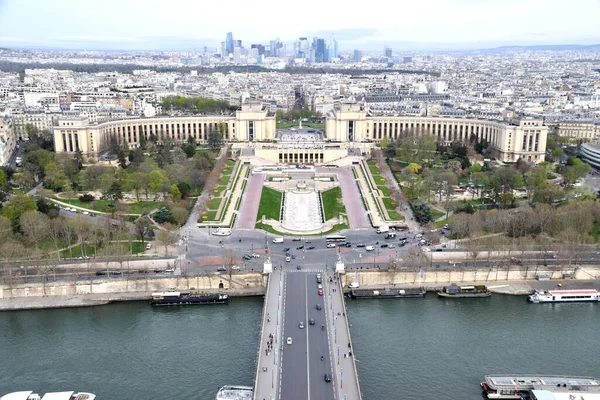 2023年3月29日 フランス トロカドロ庭園とシャイロ宮殿のアリエルの景色 — ストック写真