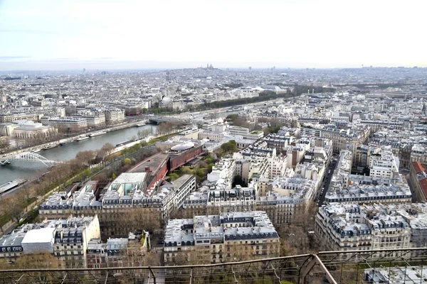エッフェル塔からシティ ストリートとセーヌ川の眺め 2023年3月29日フランス — ストック写真