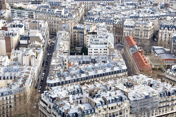 エッフェル塔周辺の街の通りのアリエルビュー 2023年3月29日フランス — ストック写真
