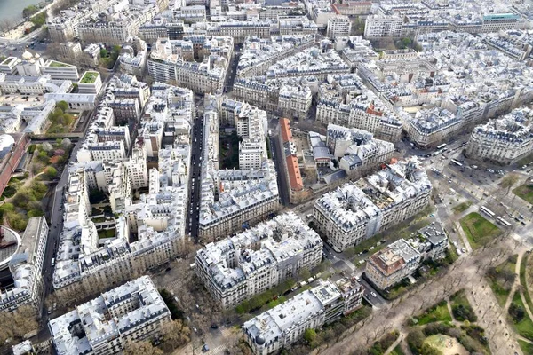 エッフェル塔周辺の街の通りのアリエルビュー 2023年3月29日フランス — ストック写真