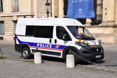 Paris, Fransa, 29 Mart 2023. Paris sokaklarında polis minibüsleri. 