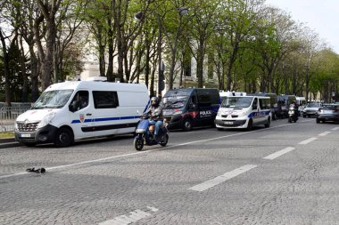 Paris, Fransa, 29 Mart 2023. Paris sokaklarında polis minibüsleri. 