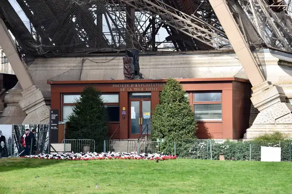 Париж Франція Березня 2023 Року Будівля Біля Підніжжя Ейфелевої Вежі — стокове фото