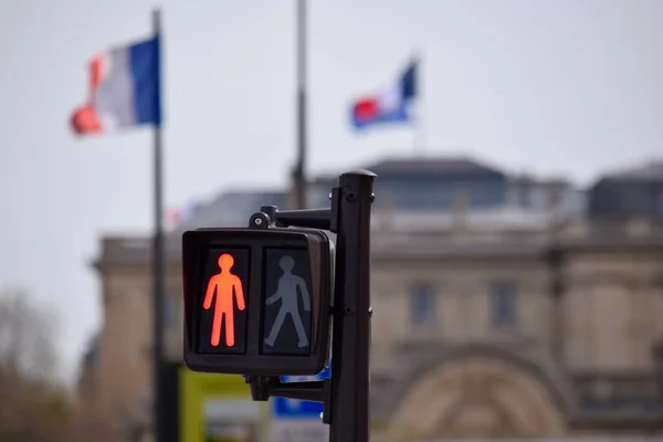Red Stop Crossing Man Con Bandiere Francesi Dietro Parigi Francia — Foto Stock