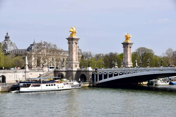Blå Målade Trafikbarriärer Pont Des Invalides Över Floden Seine Paris — Stockfoto