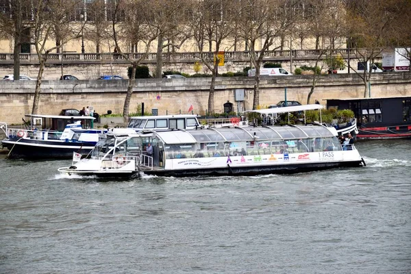 Båtar Floden Seine Paris Frankrike Mars 2023 — Stockfoto