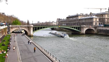 Sen Nehri 'ndeki Pont Notre-Dame' ın altından geçen tekne. Paris Fransa. 29 Mart 2023. 