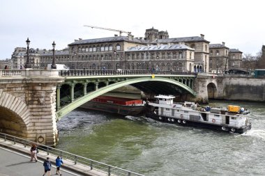 Sen Nehri 'ndeki Pont Notre-Dame' ın altından geçen tekne. Paris Fransa. 29 Mart 2023. 