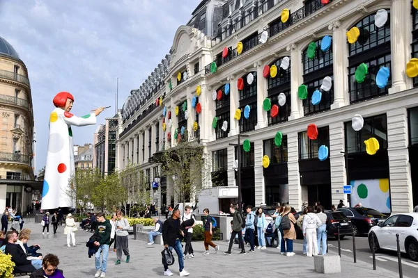 Louis Vuitton ve Samarita 'nın merkezi arasındaki Neuf Sokağı' nda Yayoi Kusama 'nın dev heykeli. Paris Fransa. 29 Mart 2023. 