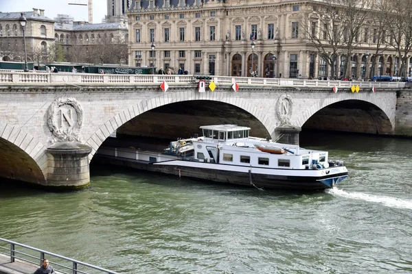 Παρίσι Γαλλία Μαρτίου 2023 Πλοίο Που Ταξιδεύει Κάτω Από Γέφυρα — Φωτογραφία Αρχείου