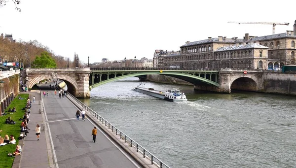 Båt Passerar Pont Notre Dame Floden Seine Paris Frankrike Mars — Stockfoto