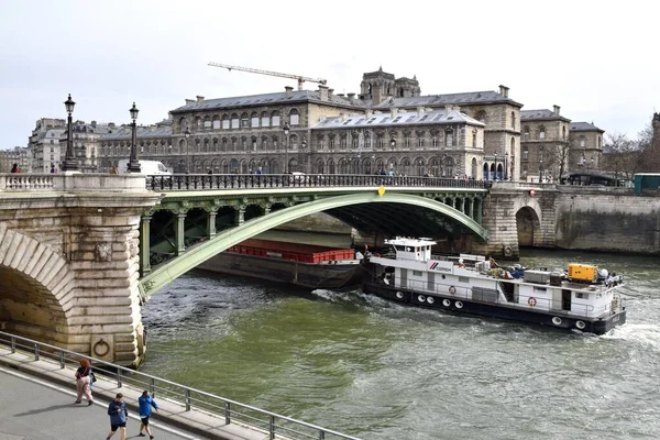 Barca Che Passa Sotto Pont Notre Dame Sulla Senna Parigi — Foto Stock