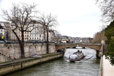 Sen Nehri 'nde Pont Saint-Michel' den geçen bir turist teknesi. Paris, Fransa, 29 Mart 2023 .