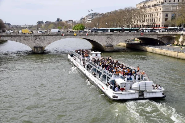 Turistická Loď Proplouvá Pod Pont Change Řece Seine Paříž Francie — Stock fotografie