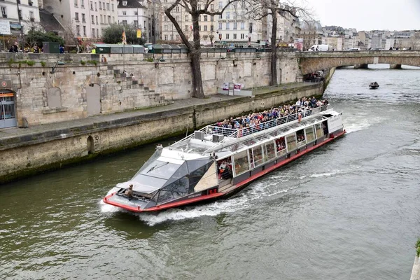 Turistbåt Passerar Pont Saint Michel Floden Seine Paris Frankrike Mars — Stockfoto