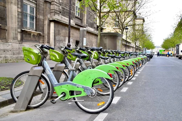 stock image Green rental bicycles lined up on the street. Paris, France, March 29, 2023. 