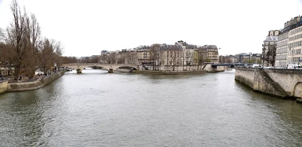 フィリップとポン ルイがセーヌ川に注ぐ 2023年3月29日フランス — ストック写真