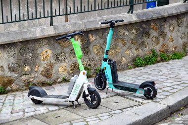 Sokakta bırakılmış elektrikli scooter 'lar. Paris, Fransa. 30 Mart 2023. 