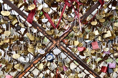 Paris Köprüsü 'ndeki asma kilitlere bayılırım. Paris, Fransa. 30 Mart 2023. 